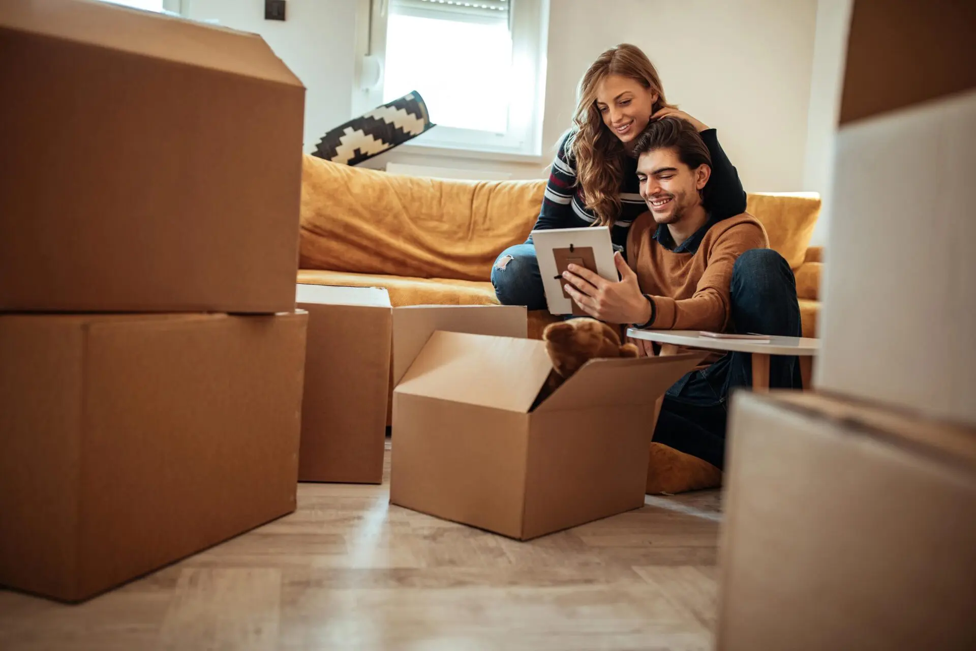 couple-unpacking-boxes